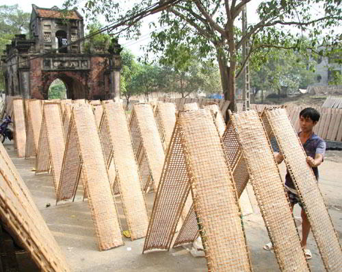 bánh đa nem làng Chều tại miền Trung