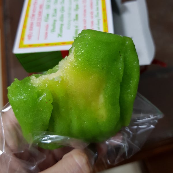 Cửa hàng bán bánh cốm Hà Nội