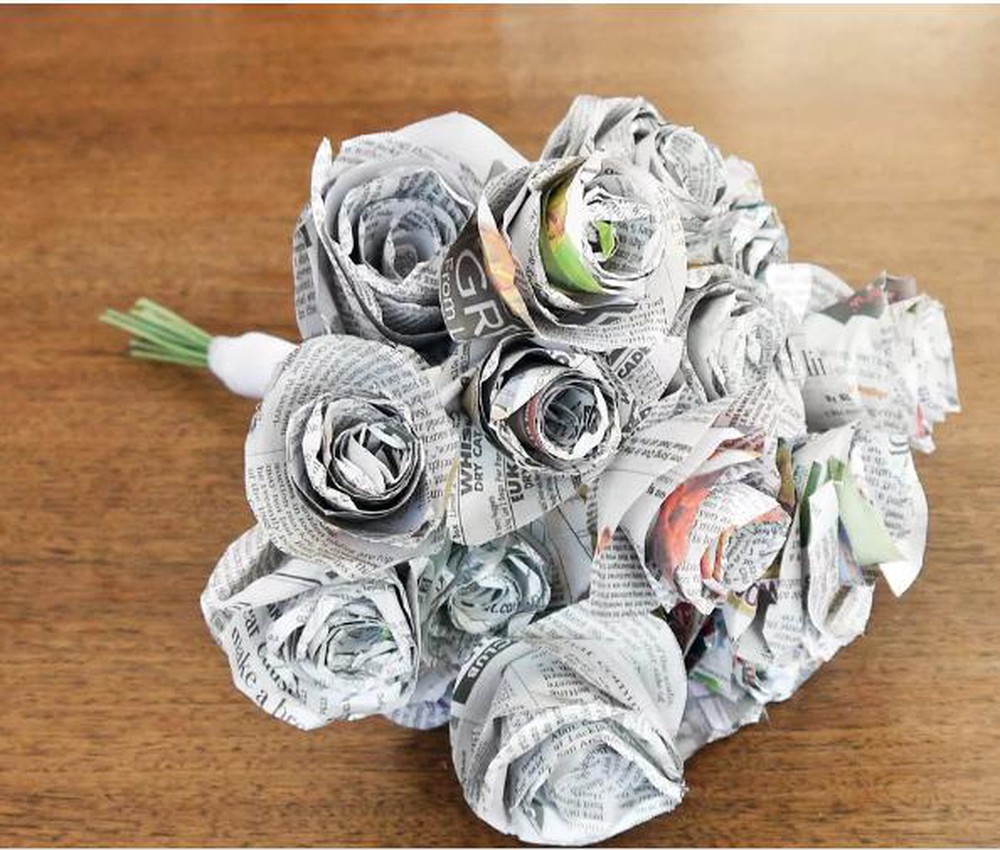 Bông hồng trong tờ báo cũ