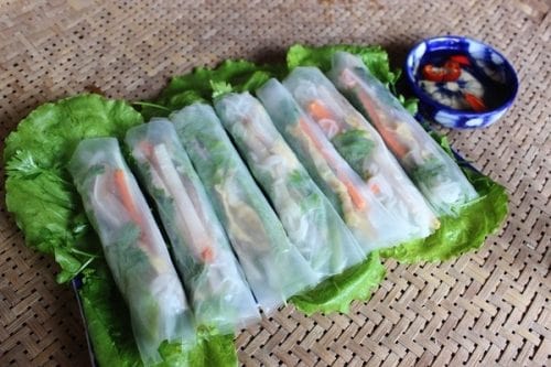 Hoàn thành món nem cuốn