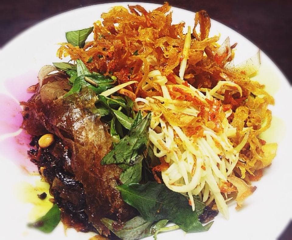 Thưởng thức bánh tráng trộn Sài Gòn thôi nào